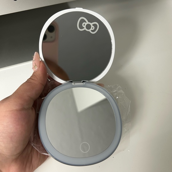 Hello Kitty - The “Stripe” LED COMPACT MIRROR 🎀 - Picture 5 of 5